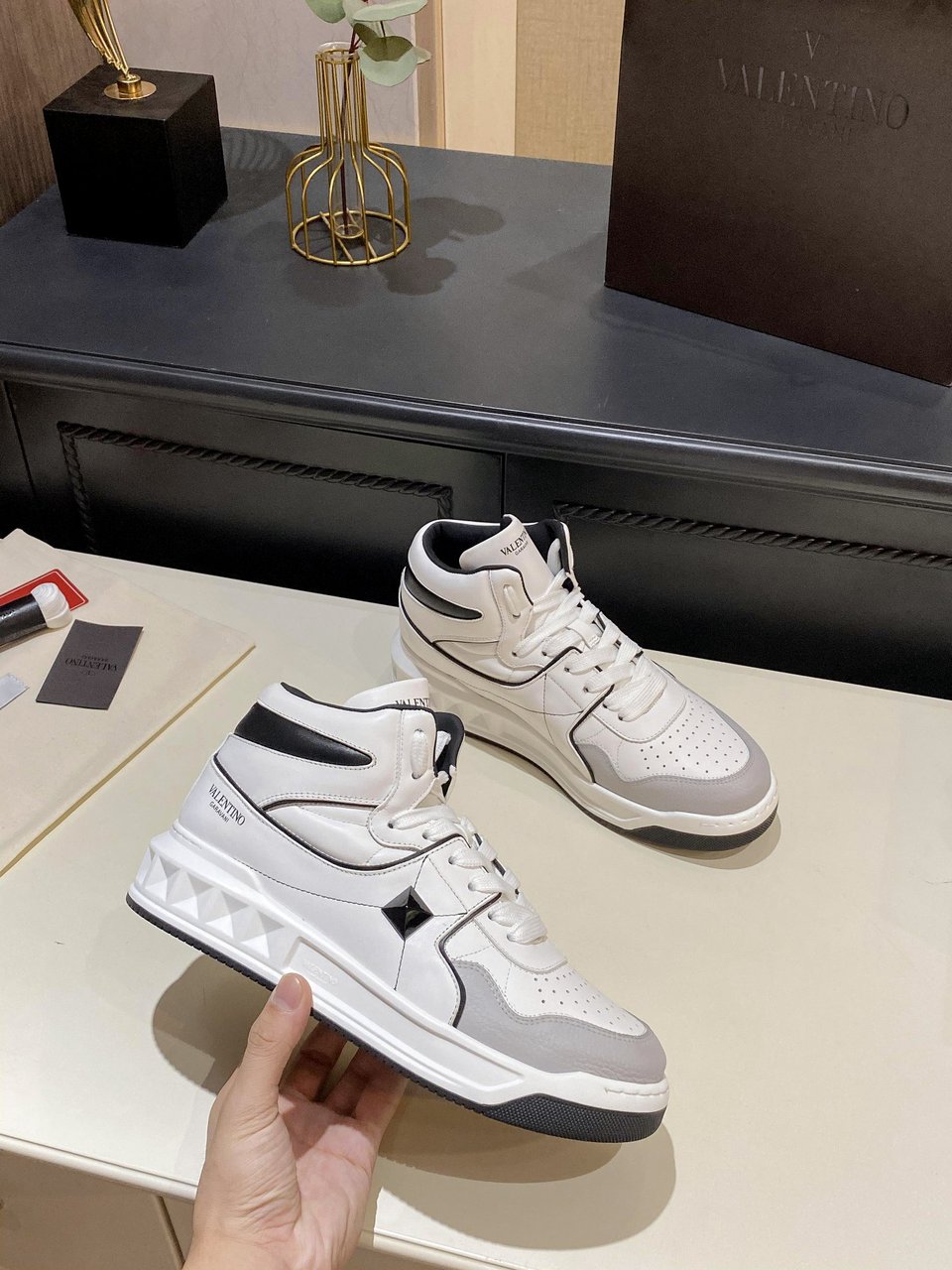 Valentino One Stud Mid-Top Calfskin Sneaker White Ys0E63Nwn 0N2 view 3