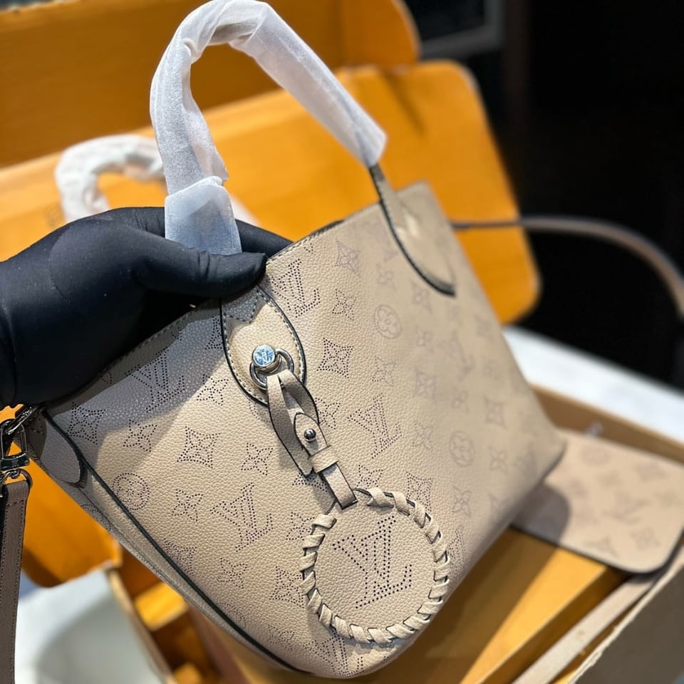 Louis Vuitton Blossom Mahina Calfskin Bag Beige 21Cm view 8