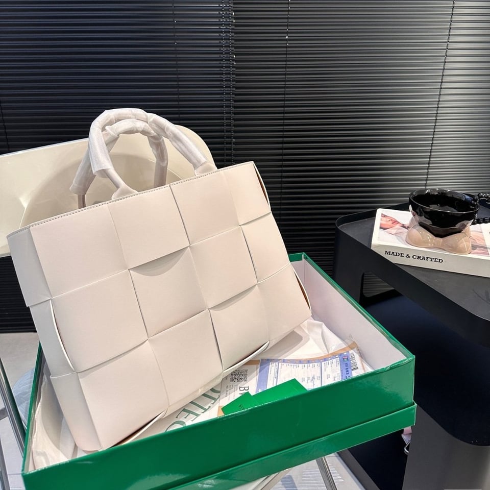 Bottega Veneta Arco Tote White 37Cm view 3