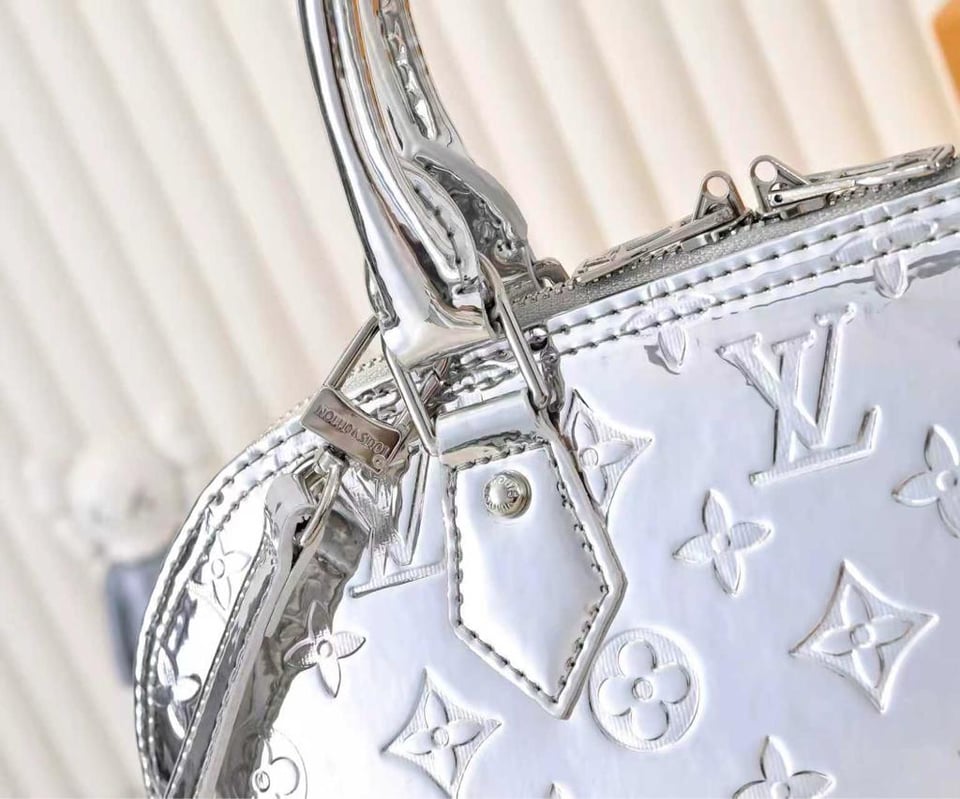 Louis Vuitton Alma Travel 39/15.4in M26410 view 9