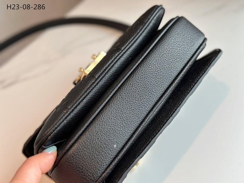 Louis Vuitton Pochette M Tis East West Bag Black 21Cm M46595 view 6