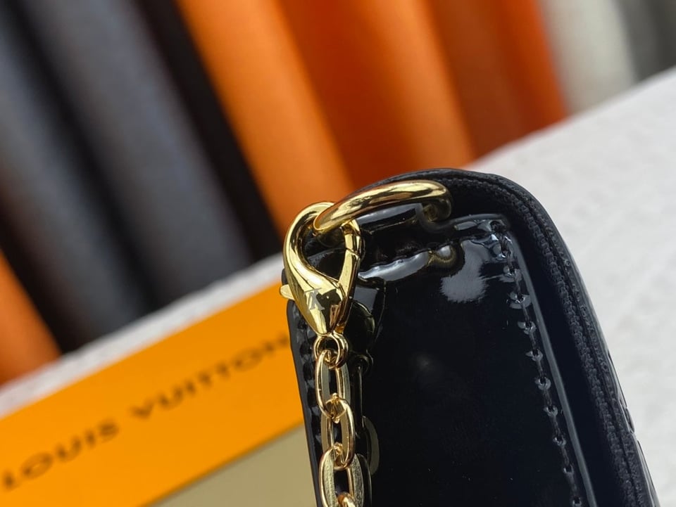 Louis Vuitton Pochette F Lice Amarante Monogram Vernis Black 21Cm view 6