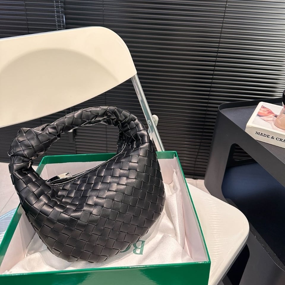 Bottega Veneta Jodie Leather Handle Bag Black 27Cm view 3