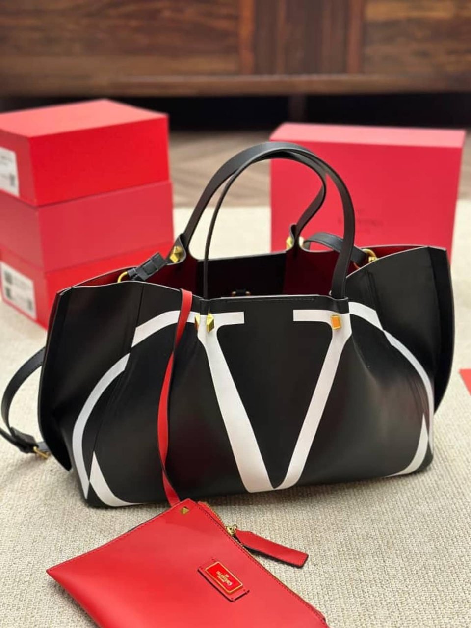 Valentino Garavani Vlogo Escape Calf Leather Tote Bag In Black 41Cm view 4