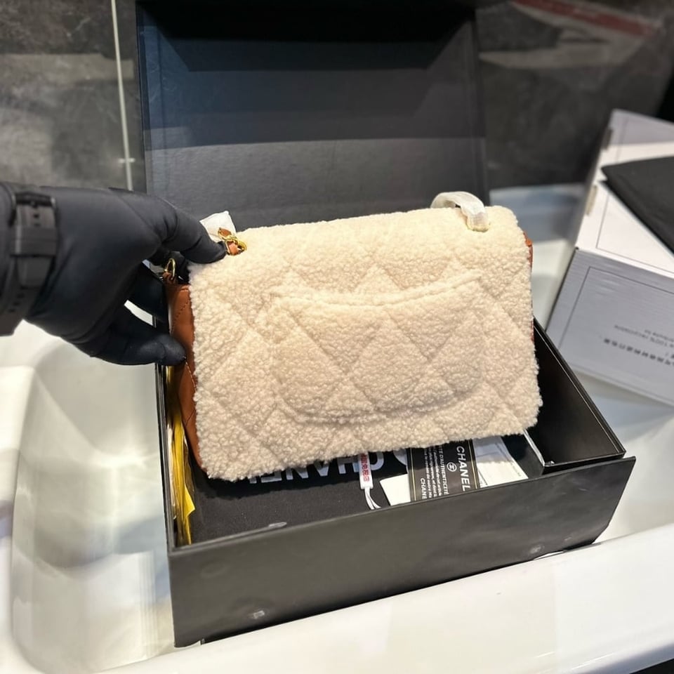 Chanel Flap Bag Shearling Beige And Brown 23Cm view 7