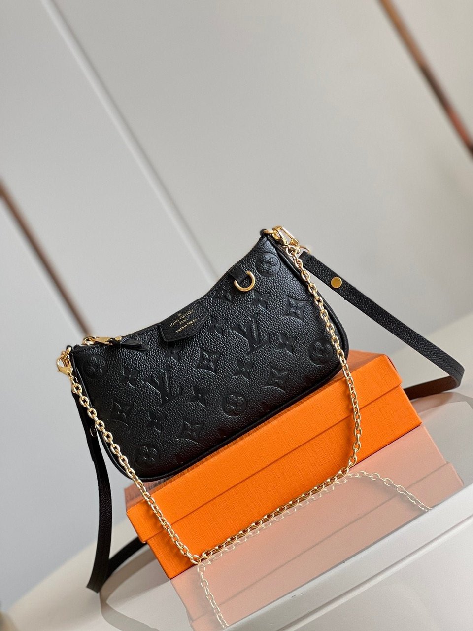 Louis Vuitton Easy Pouch On Strap 19Cm Black view 3