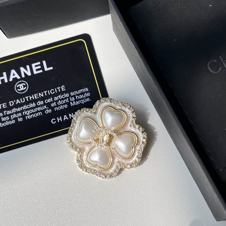 Chanel Cc Flower Brooch Gold With Pearl Heart view 4