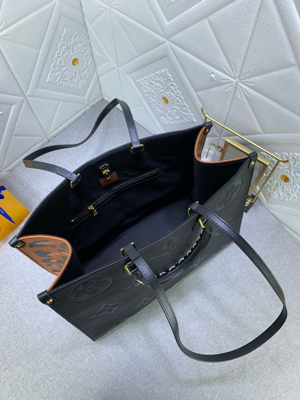 Louis Vuitton LV Crafty Onthego Gm Black 41Cm view 5