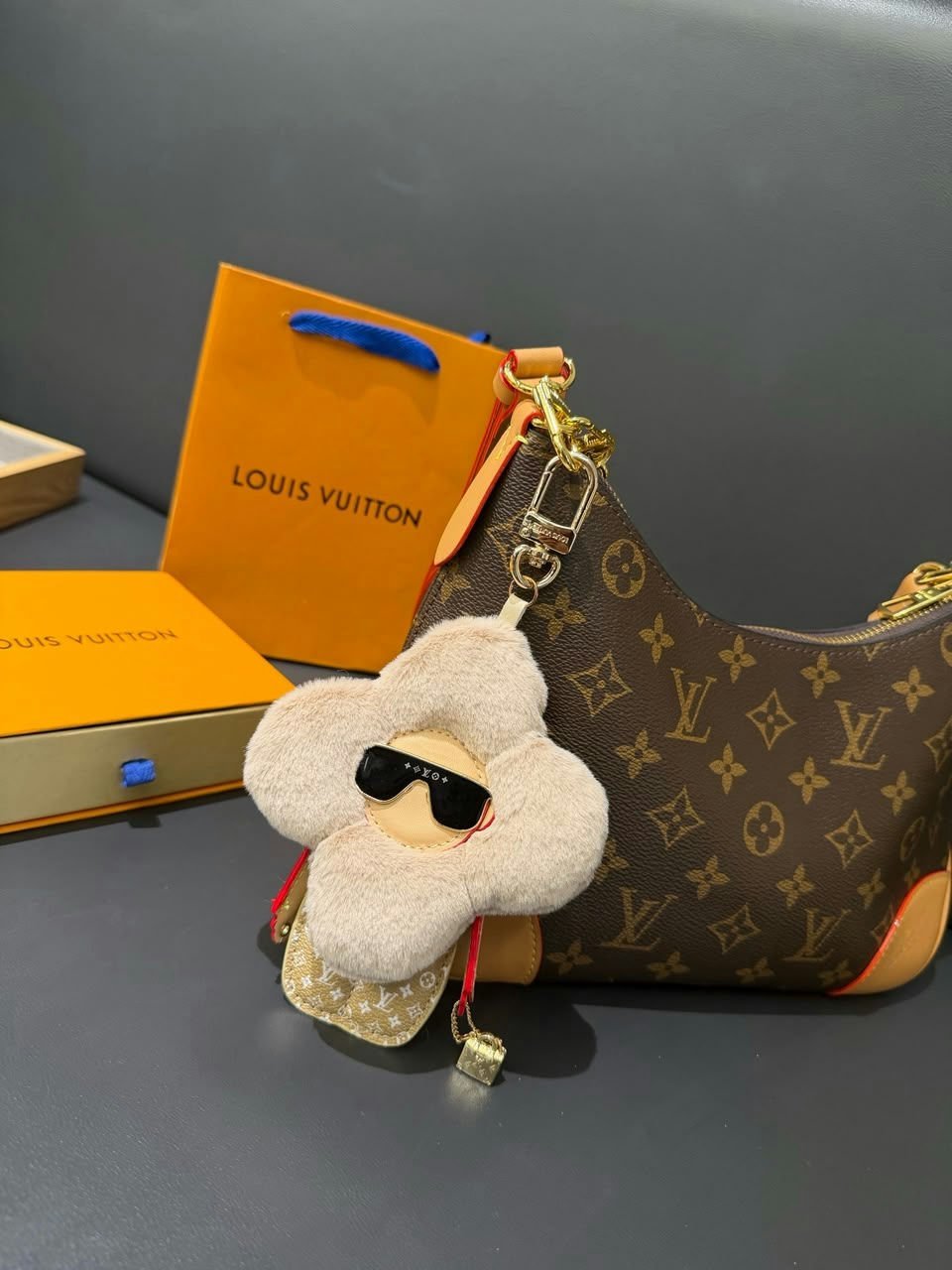 Louis Vuitton Vivienne Fashionista Bag Charm M01739 Gold Calfskin 18cm/7.1in view 4