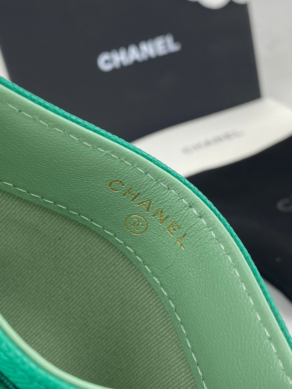 Chanel Card Holder 19.5 Emerald Grained Calfskin Gold Icon view 9