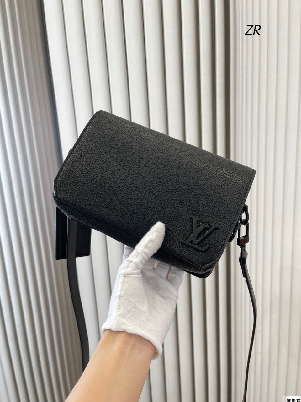 Louis Vuitton Aerogram Messenger Bag Black 20Cm M57080 view 3
