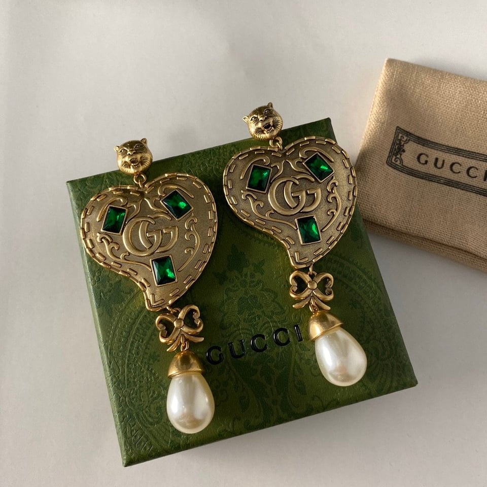 Gucci Gg Heart Earrings With Green Gems view 3