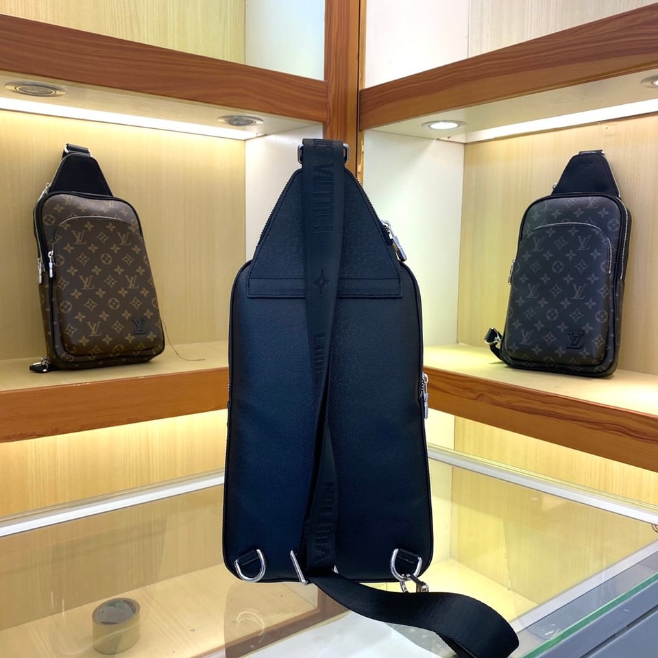 Louis Vuitton Avenue Nm Crossbody Bag Black 31Cm M30971 view 4
