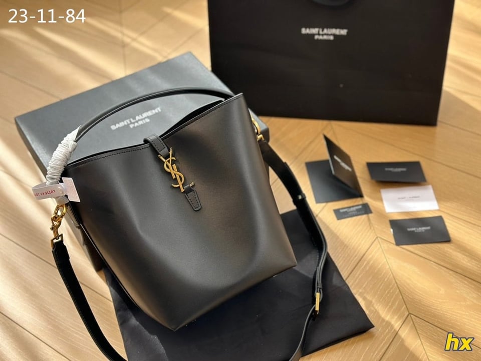 Saint Laurent Le 37 In Shiny Leather Black 25Cm view 3