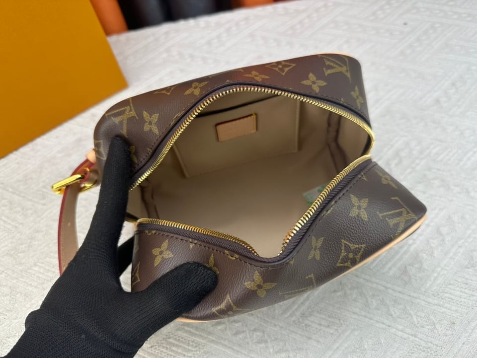 Louis Vuitton Trousse Toilette Locker Dopp Kit 23Cm M83112 view 11