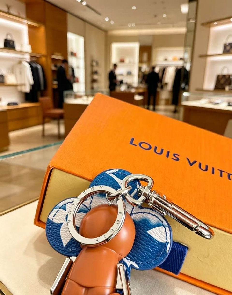 Louis Vuitton Vivienne Surfin’ Monogram Bag Charm &amp; Key Holder 13.5cm/5.3in view 10