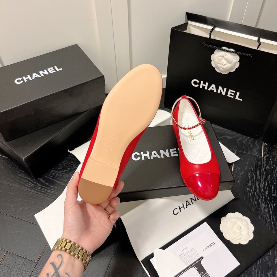 Chanel Interlocking Cc Logo Ballet Flats Red view 3