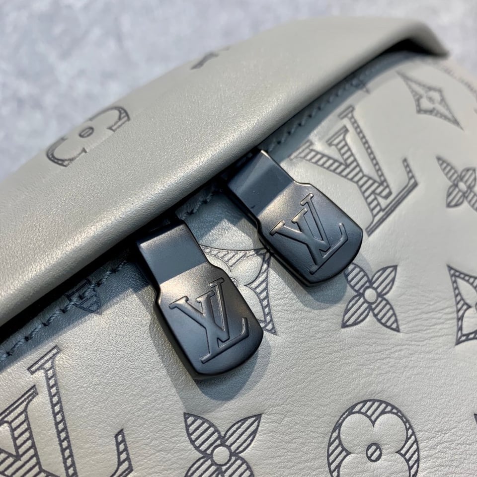 Louis Vuitton Discovery Bumbag Grey 26Cm For Men view 5