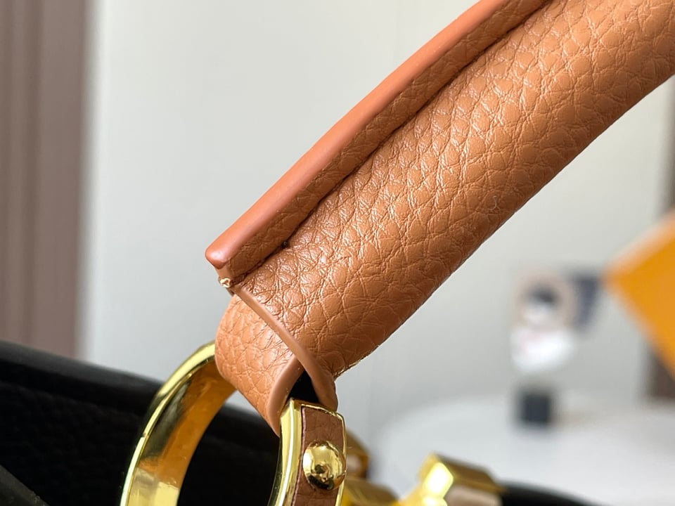 Louis Vuitton Capucines Mm 31Cm view 5