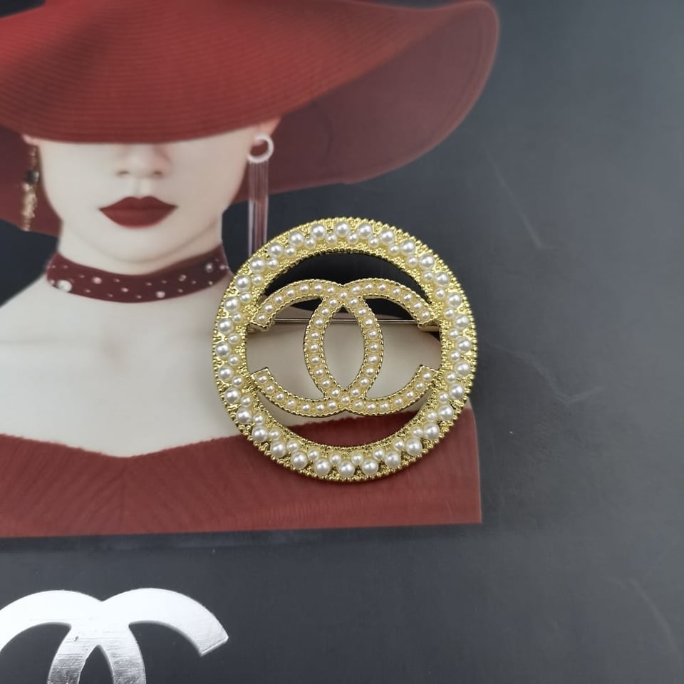 Chanel Cc Circle Brooch Gold With Pearls view 2
