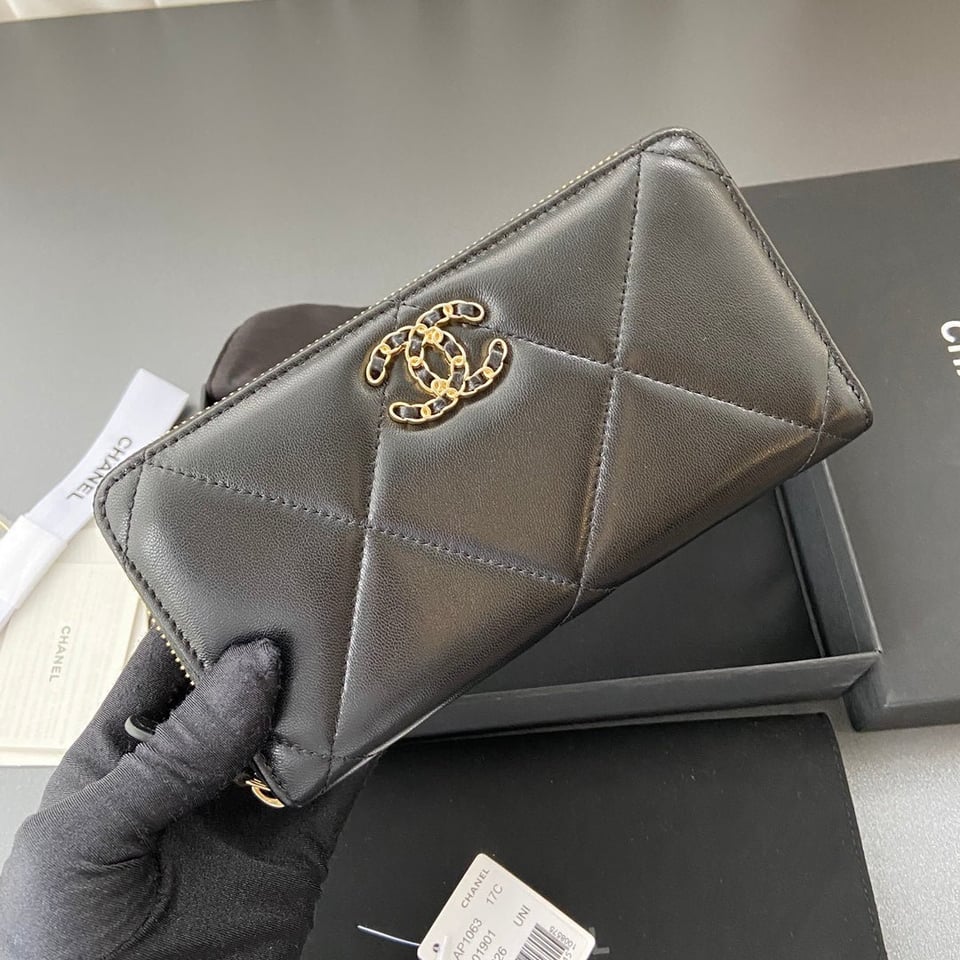 Chanel 19 Zipped Wallet 19.5Cm Black Calfskin Gold Hardware view 8