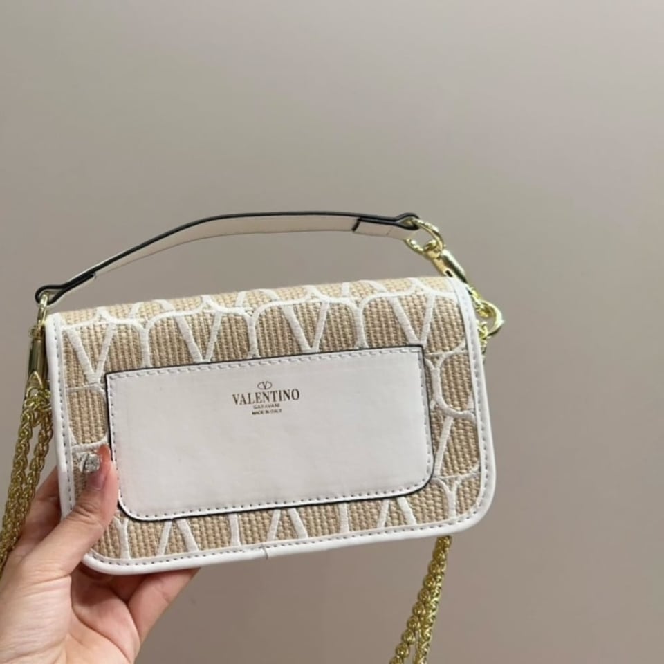 Valentino Valentino Garavani Locò Toile Iconographe Raffia Shoulder Bag Natural 20Cm view 7
