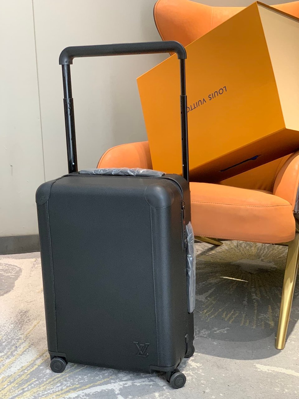 Louis Vuitton Horizon 55 Suitcase Grained Leather Black 55Cm M10240 view 4