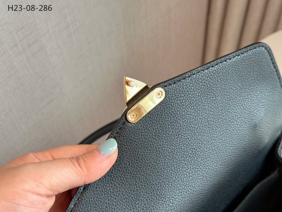 Louis Vuitton Pochette M Tis East West Bag Black 21Cm M46595 view 9