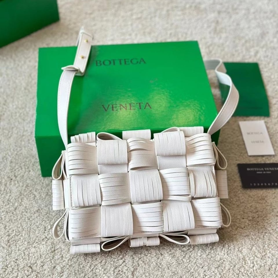 Bottega Veneta Fringe Bag White 22Cm view 3