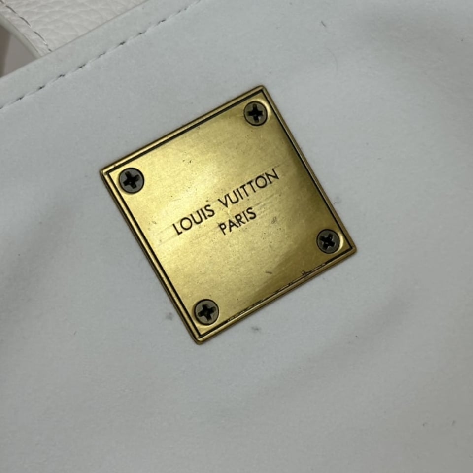 Louis Vuitton Low Key Cabas Mm Grained Calfskin White 47cm/ 18.5in view 8