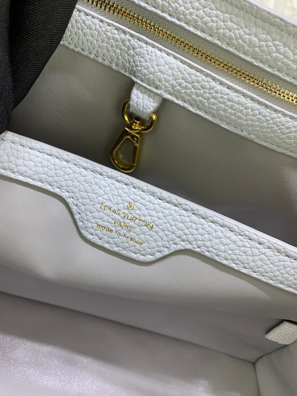 Louis Vuitton Capucines Ice Age White 27Cm view 4