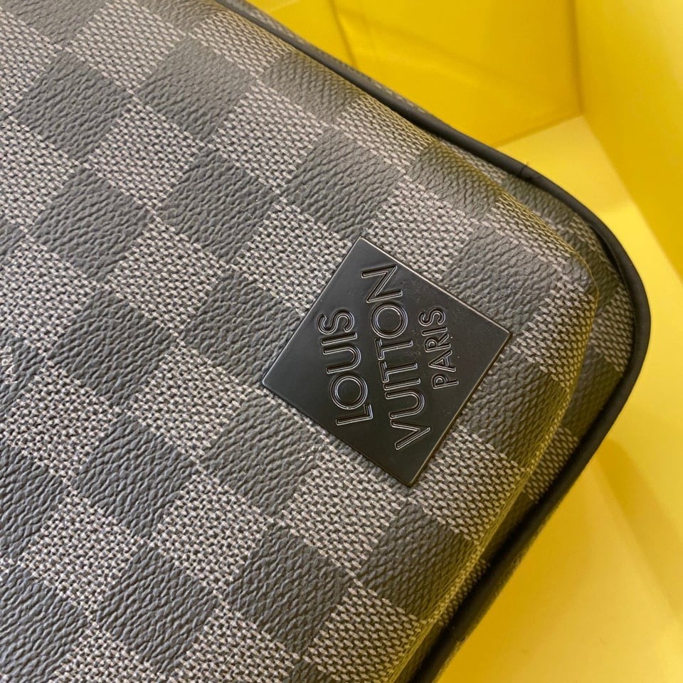Louis Vuitton Avenue Nm Crossbody Bag Damier Black 31Cm N45302 view 7