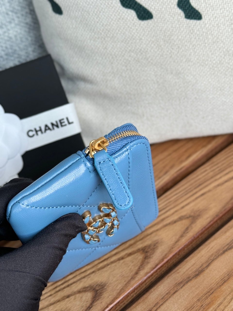 Chanel 19 Zipped Coin Purse 11Cm Blue Lambskin Gold Hardware view 4