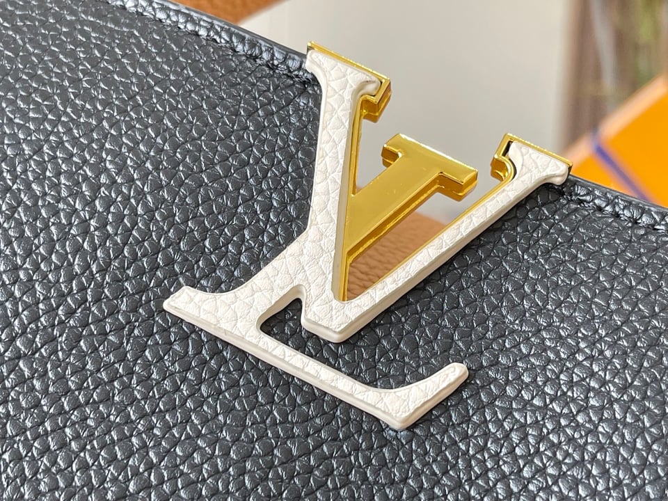 Louis Vuitton Capucines Mm Black 27Cm M59466 view 10