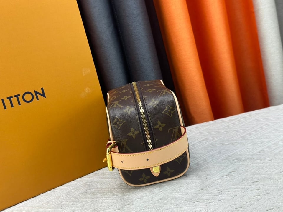 Louis Vuitton Trousse Toilette Locker Dopp Kit 23Cm M83112 view 9