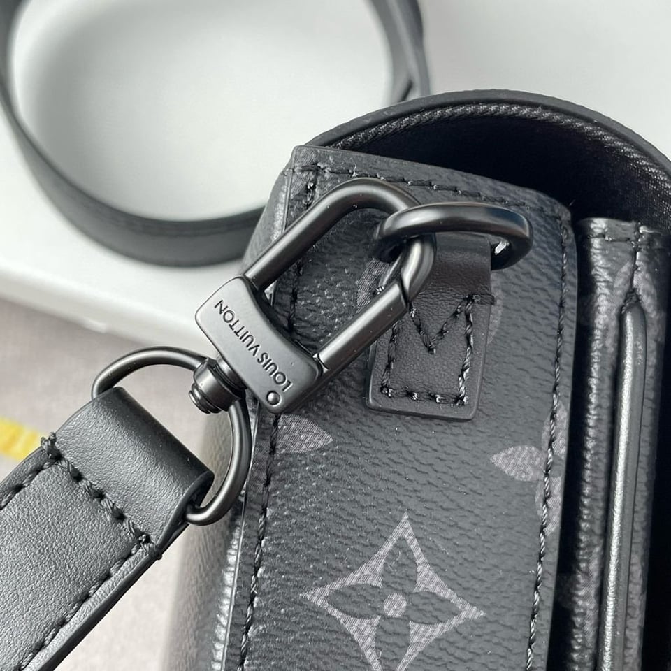 Louis Vuitton S-Lock Vertical Wearable Wallet Black 18Cm view 16
