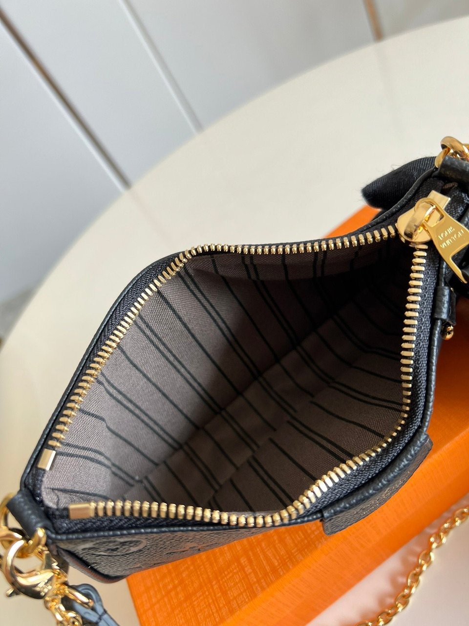 Louis Vuitton Easy Pouch On Strap 19Cm Black view 10