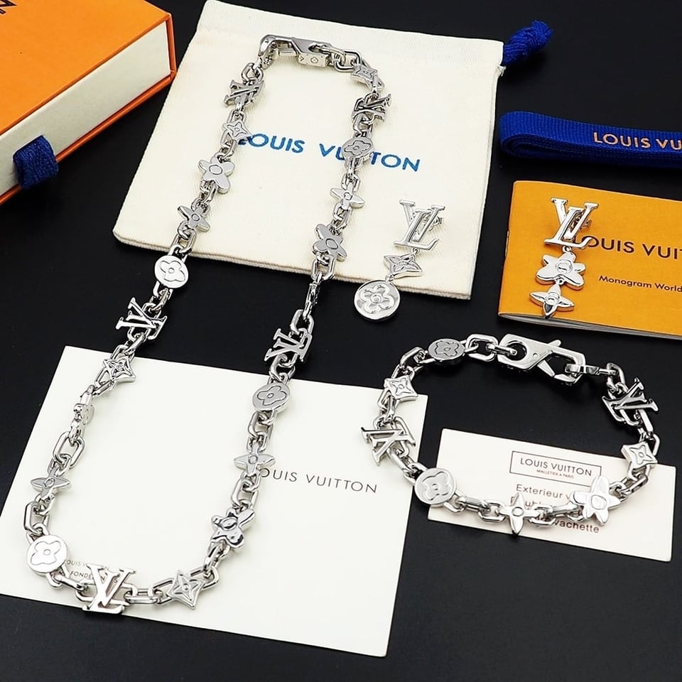 Louis Vuitton Monogram Craggy Necklace Silver M01880 view 2