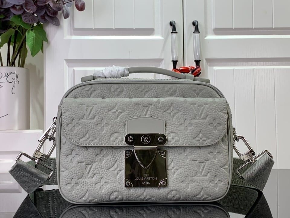 Louis Vuitton S Lock Messenger White 28Cm M23152 view 3