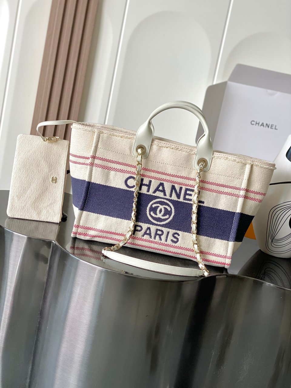 Chanel Crossbody Shopping Bag 35cm/ 13.8in White view 3