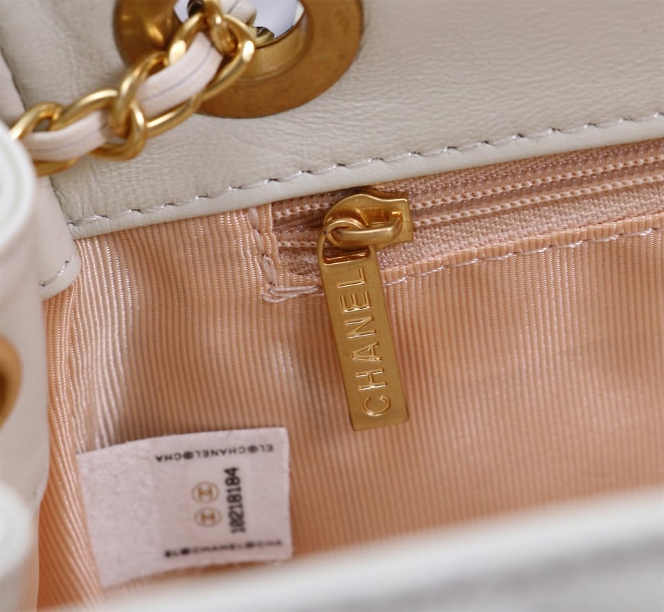 Chanel Mix Accordion Cc Flap Bag Quilted Glazed Calfskin White 23Cm/9in view 5