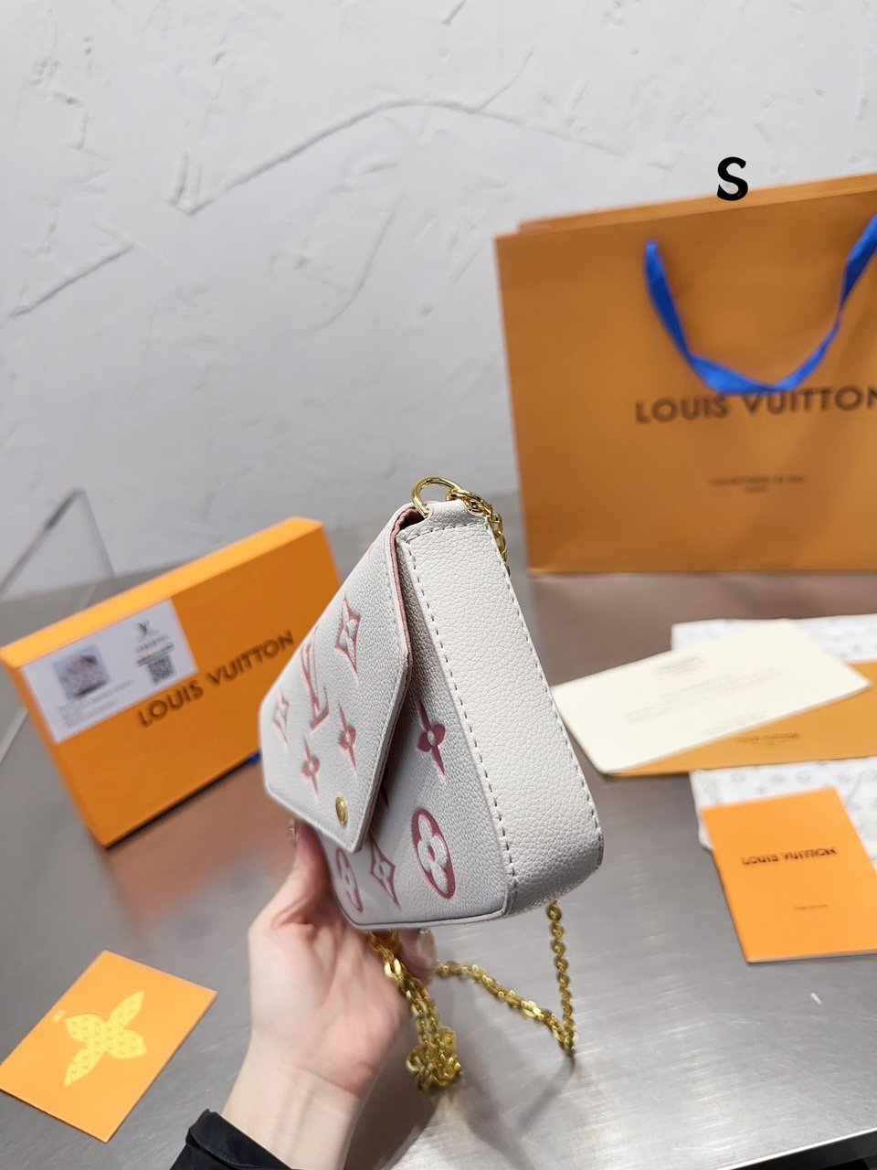 Louis Vuitton Felicie Pochette White And Pink 21Cm M82047 view 9