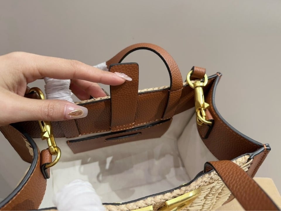 Valentino Garavani Vlogo Signature Handbag With Raffia Embroidery 22Cm view 6