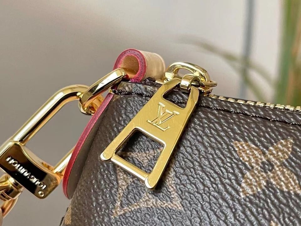 Louis Vuitton Bo Tie Mm 31Cm view 4