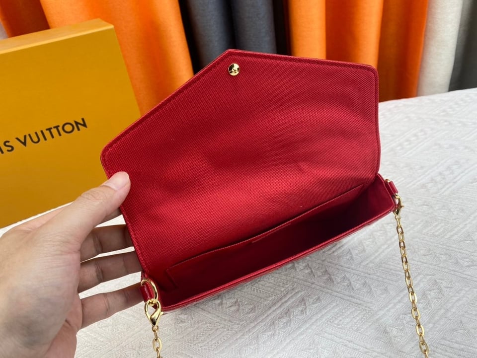 Louis Vuitton Pochette F Licie Red 21Cm view 4