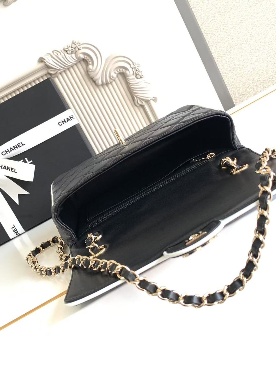Chanel Small Graphic Frame Flap Bag Black 23cm view 10