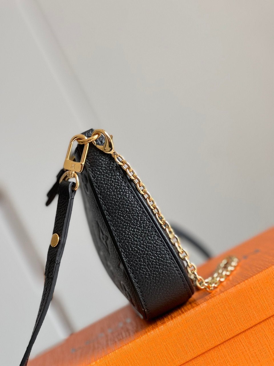 Louis Vuitton Easy Pouch On Strap 19Cm Black view 5
