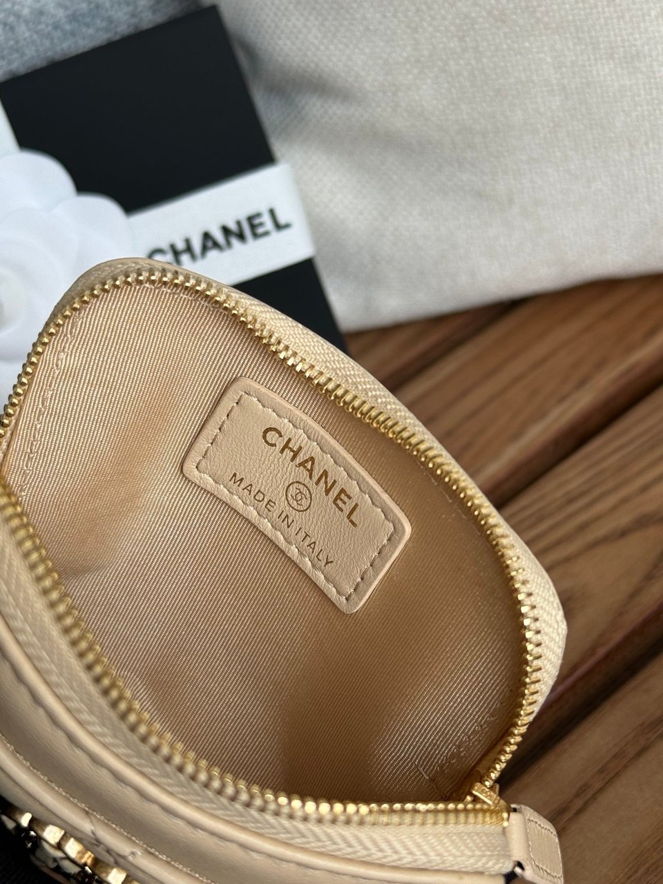 Chanel 19 Zipped Coin Purse 11Cm Cream Lambskin Gold Hardware view 9