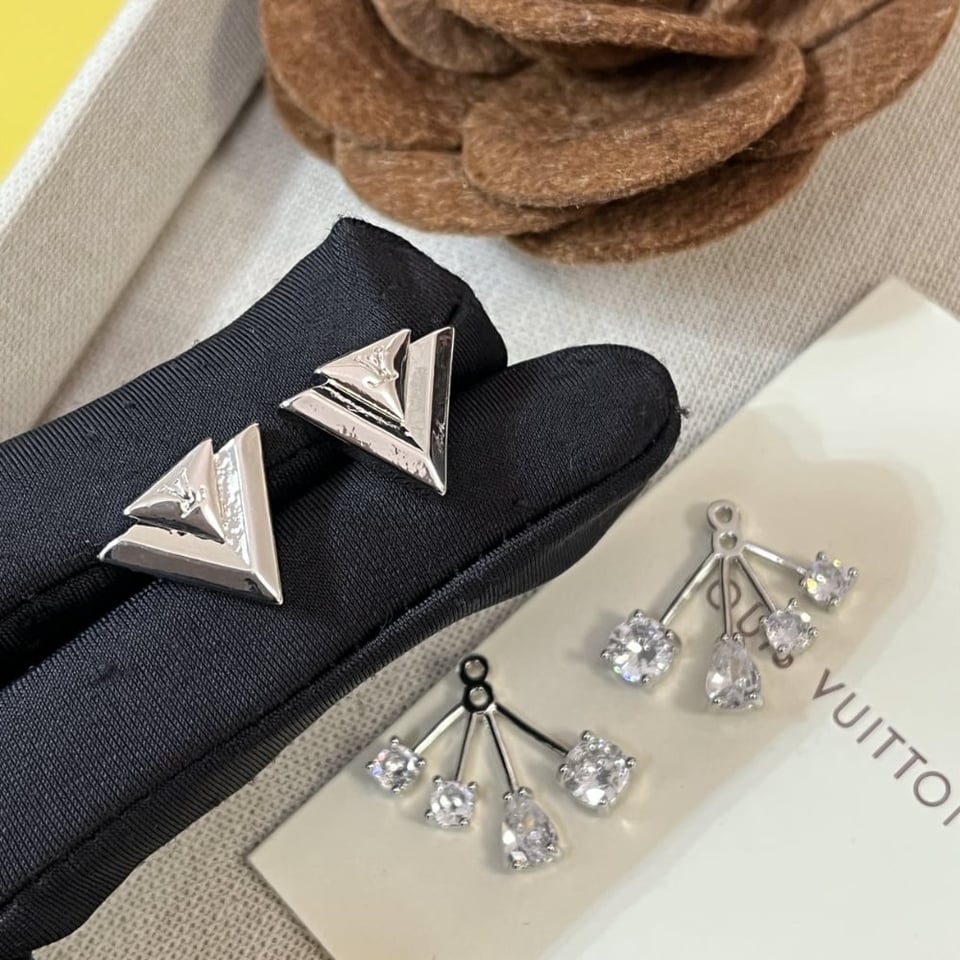 Louis Vuitton V For Vuitton Earrings M02296 view 7