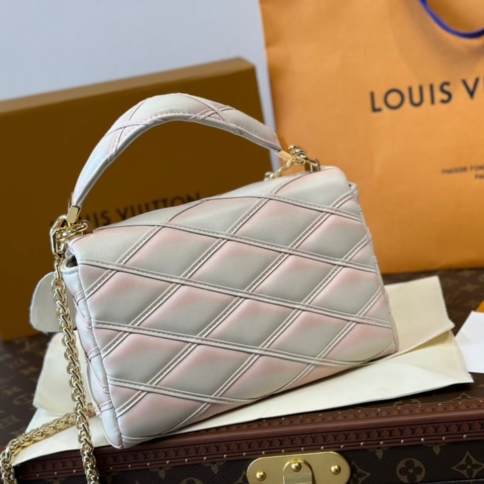 Louis Vuitton Go 14 Mm Bag Argile 22Cm M14282 view 4